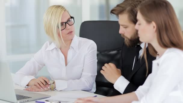 Líder Feminina Confiante Negociando Com Grupo Negócios Explicando Benefícios Contratuais — Vídeo de Stock