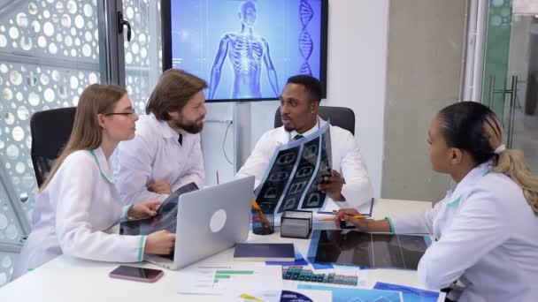 Dört Doktordan Oluşan Ekip Hastanenin Muayene Odasında Göğüs Röntgeni Taraması — Stok video