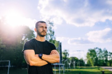 Doğanın Dışında Duran Yakışıklı Atletik Adam - Kollarını kavuşturmuş çekici bir fitness erkek modelinin portresi