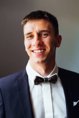 Damadın pahalı bir iç mekanda düğün sabahı. Mutlu adam düğün günü evde hazırlanıyor.