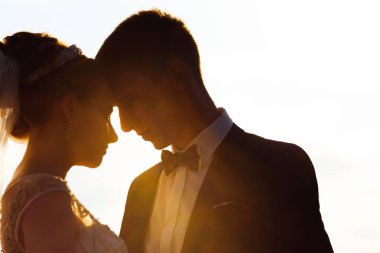 Gün batımında bir tarlada yeni evli güzel bir çift. Güzel doğa, özgürlük. Şehvetli kız, aşık, cesur adam, şık bir çift.