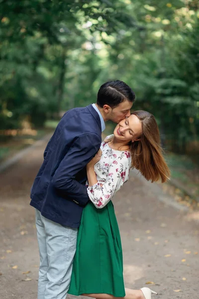 Belo Casal Sorridente Desfrutando Passeio Parque Cidade Homem Beija Uma — Fotografia de Stock