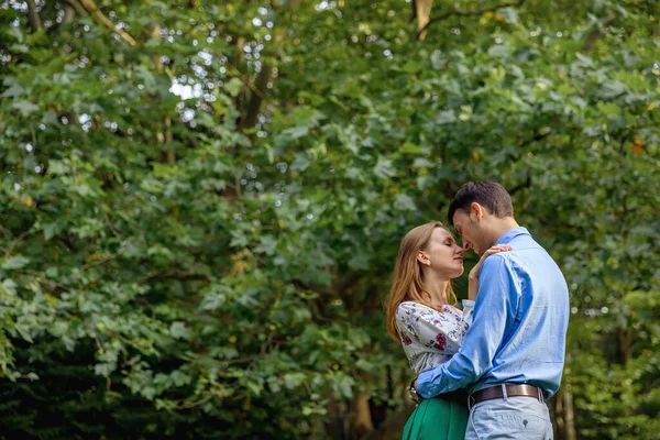 Beau Couple Aimant Dans Parc Regarder Autre Étreinte Sur Fond — Photo