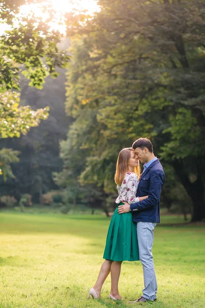 Veselý Pár Šťastný Spolu Stráví Letní Prázdniny Muž Objímá Krásnou — Stock fotografie