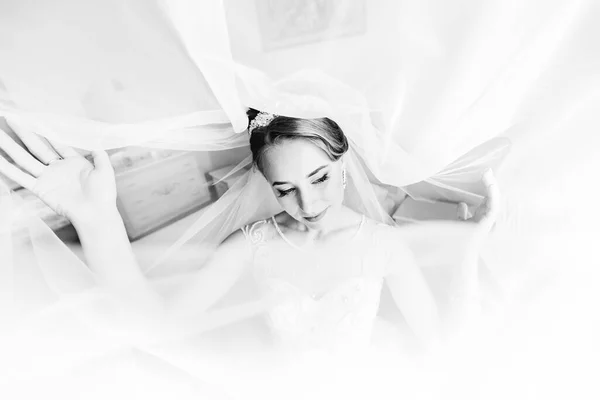 Close Uma Noiva Loira Elegante Vestido Branco Vintage Posando Sob — Fotografia de Stock