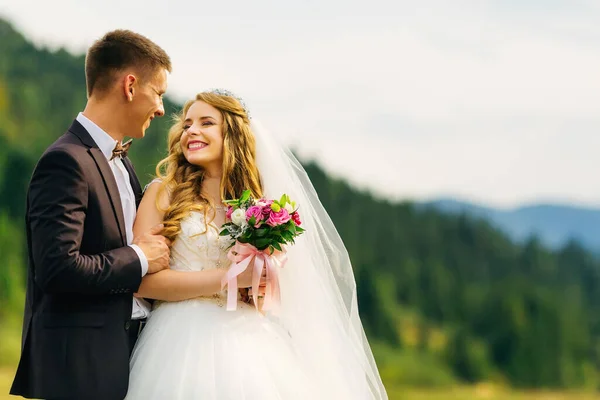 Jeunes Mariés Sourient Câlinent Dans Prairie Mariage Promenade Travers Forêt — Photo