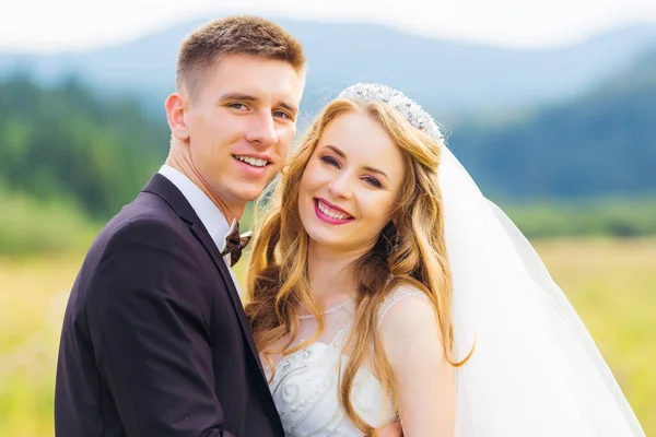 Jeune Couple Mariage Profitant Moments Romantiques Sur Une Prairie Été — Photo