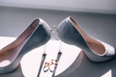 Gelinin nişan yüzüğü ve güzel tatil ayakkabıları. .