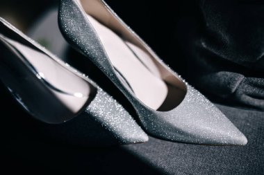 Gelinin ayakkabısının yakın plan fotoğrafı. İnanılmaz gri parlak ayakkabılar..