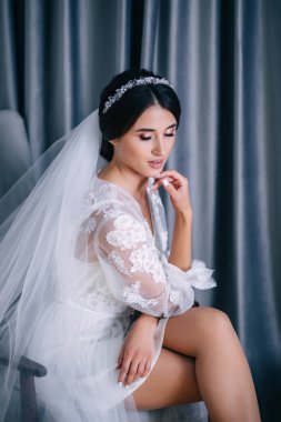 Gelinin sabahı. Beyaz dantelli bir yatak odasında peçeli genç bir kız utangaç bakışlarla odadaki koltuğa oturur..