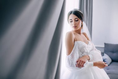 Otel odasının penceresinin yanındaki elbisenin içinde genç ve tatlı bir gelin. Gelinin düğün günü sabahı. Mutlu kadın damatla bir toplantı bekliyor. Evlilikteki mutluluk ve lüks kavramı..