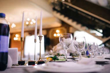 Sabah restoranda güzel döşenmiş masalar, bardaklar ve aletler..