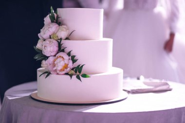 Şakayık çiçekli ve yeşil yapraklı zarif düğün pastası..