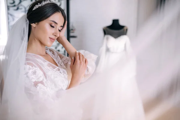 Svatební Ráno Nevěsty Ranní Přípravy Krása Móda Dívka Županu Závojem — Stock fotografie