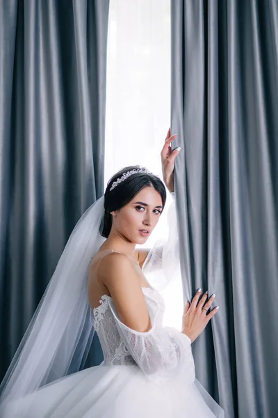 Young Girl Luxurious Wedding Dress Long Veil Window Apartment Woman — Stock fotografie