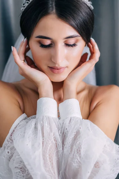 Bride Wedding Makeup Hairstyle Tiara Veil Bride Touching Earrings Attractive — Stock fotografie