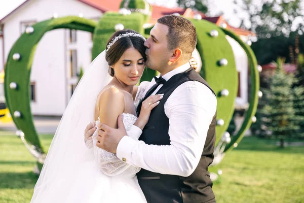 Friss Házasok Ölelkeznek Egy Zöld Nyári Kertben Boldog Menyasszony Vőlegény — Stock Fotó