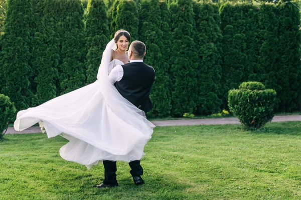 Paio Sposi Stanno Ballando Sposo Tiene Sposa Tra Braccia Cerchi — Foto Stock