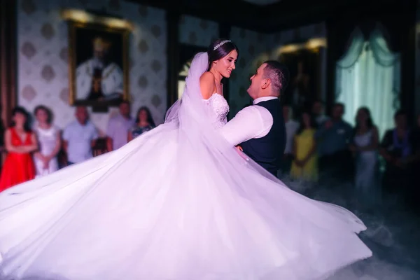 Hermosa Pareja Boda Bailando Boda Hermosa Chica Pelo Oscuro Novio —  Fotos de Stock