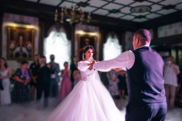 Felice Sposa Sposo Loro Prima Danza Matrimonio Elegante Ristorante Con — Foto Stock