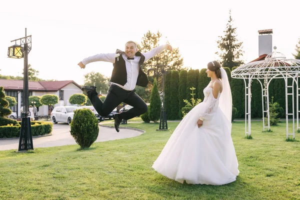 Felice Sorridente Elegante Sposa Sposo Stanno Camminando Parco Verde Estivo — Foto Stock