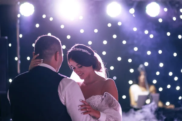 Friss Házasok Táncolnak Esküvőjükön Színes Fényekkel Háttérben — Stock Fotó