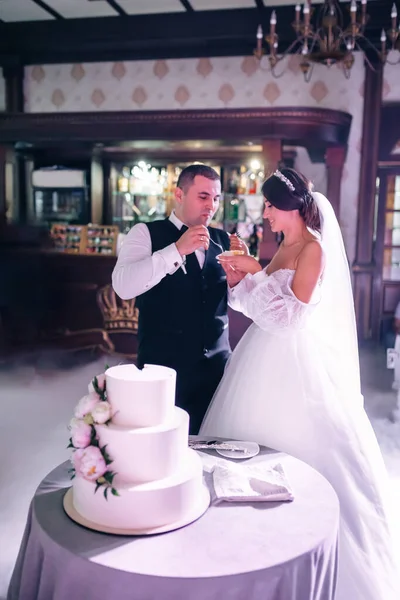 Elegante Bella Sposa Sposo Mangiare Torta Nuziale Ristorante Circondato Ospiti — Foto Stock