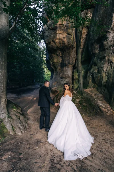 Couple Amoureux Mariage Jeunes Mariés Extérieur Une Mariée Dans Une — Photo