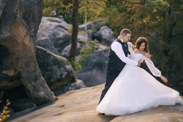 Όμορφη Και Ευτυχισμένη Νύφη Και Γαμπρός Χορεύουν Έξω Στο Βράχο — Φωτογραφία Αρχείου