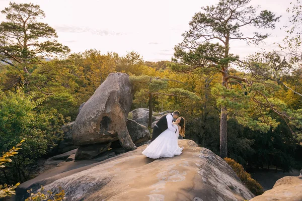 Homme Tient Mariée Embrasse Doucement Tenir Sur Montagne Sur Fond — Photo