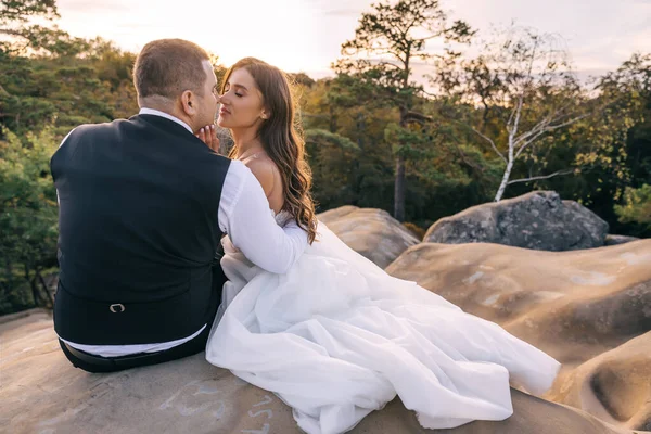 Couple Mariés Assoit Étreint Sur Fond Une Rivière Pierre Vue — Photo