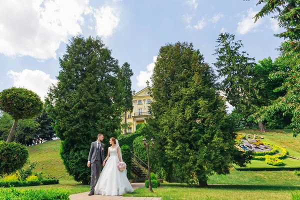 Elegante Casal Recém Casado Feliz Andando Parque Seu Dia Casamento — Fotografia de Stock