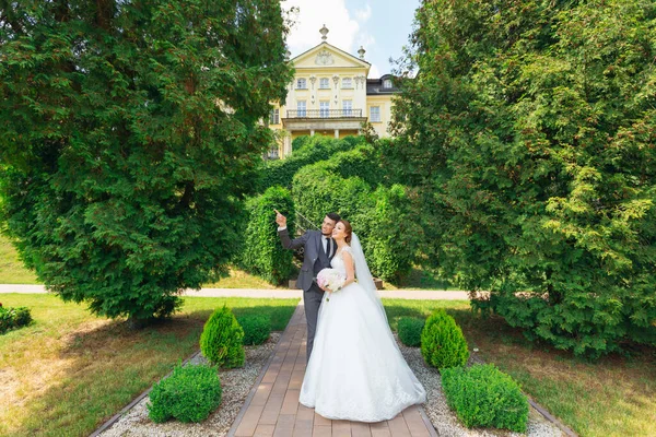 Egy Vidám Pár Áll Sikátorban Kastély Zöld Fák Hátterének Hátterében — Stock Fotó