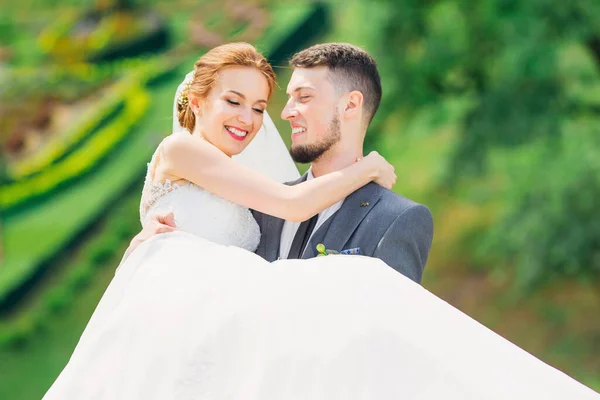 Homem Segura Uma Noiva Vestido Longo Branco Com Véu Seus — Fotografia de Stock