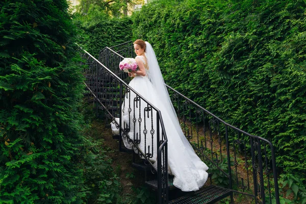 Sétáló Menyasszony Menyasszonyi Ruhában Szertartásra Kilátás Hátulról Gyönyörű Menyasszony Háttérben — Stock Fotó