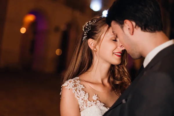 Caminhada Noturna Dos Recém Casados Dique Cidade Bonitos Abraços Casal — Fotografia de Stock