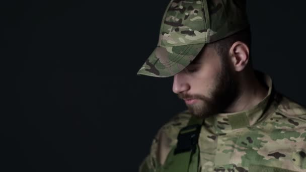 一个身穿美国陆军制服 头戴美国军帽的英俊士兵的画像 直直地凝视着摄像机 — 图库视频影像