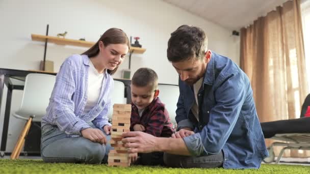 Szczęśliwi Młodzi Rodzice Bawią Się Synem Gry Edukacyjne Dla Całej — Wideo stockowe