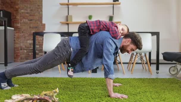 Homem Ativo Forte Está Fazendo Flexões Com Seu Filho Rindo — Vídeo de Stock