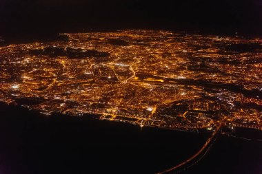 Lizbon 'a inen bir uçağın penceresinden görüntü.