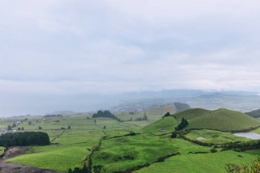 Beyaz sisle kaplı puslu bir dağ silsilesi ve dağ sırasının güzel doğal manzarasını gösteren inanılmaz bir gökyüzü görüntüsü..