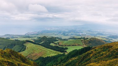 Güzel kırsal kesimin panoraması. Güneşli bir öğleden sonra. Dağlardaki güzel bahar manzarası. Çimenli tarlalar ve tepeler Kırsal alanlar