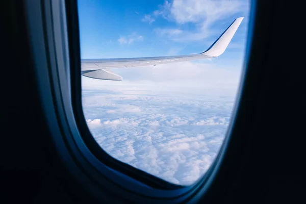 Een Vliegtuigvleugel Kijkt Uit Het Vliegtuigraam Met Een Heldere Lucht — Stockfoto