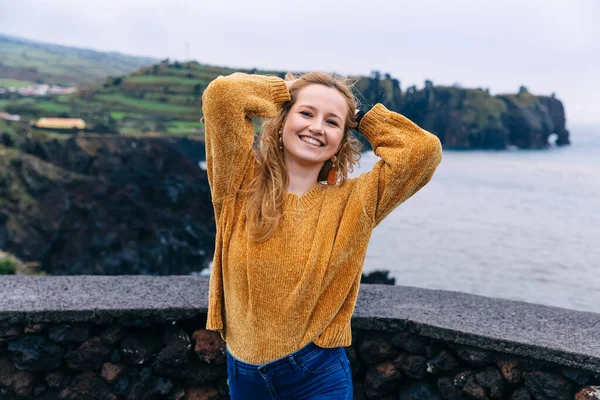 Sorridente Ragazza Maglione Caldo Erge Sullo Sfondo Montagne Verde Lago — Foto Stock