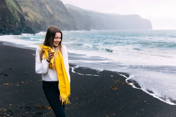 Uma Menina Caminha Longo Uma Praia Areia Vulcânica Islândia Ela — Fotografia de Stock