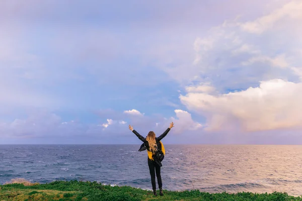 Denizde Özgürlüğün Tadını Çıkaran Mutlu Genç Bir Kadın — Stok fotoğraf