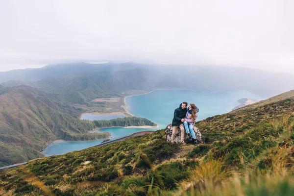 Sjön Bildades Kratern Vulkan Azorerna Portugal Unga Par Bröllopsresa — Stockfoto