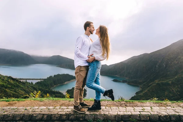 Kráterní Jezero Obklopené Hustým Borovým Lesem Vodními Rostlinami Břehu Dva — Stock fotografie