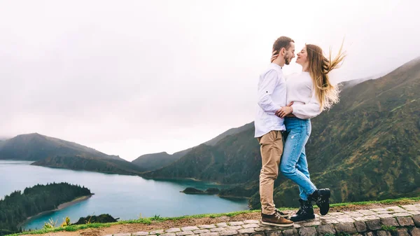 山の中で青い湖の近くの花嫁と新郎 旅行のコンセプト — ストック写真