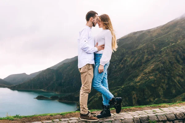 Bruid Bruidegom Bij Een Blauw Meer Bergen Reisconcept — Stockfoto